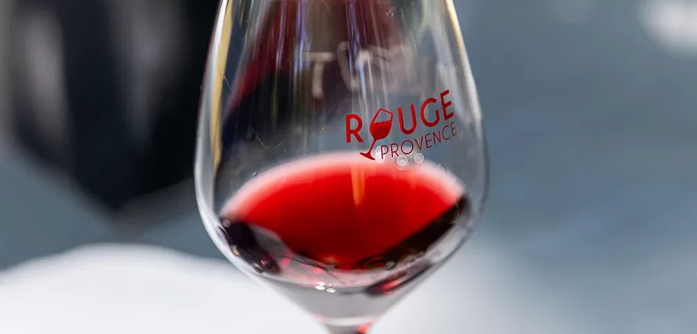 Un verre de vin rouge de Rouge Provence