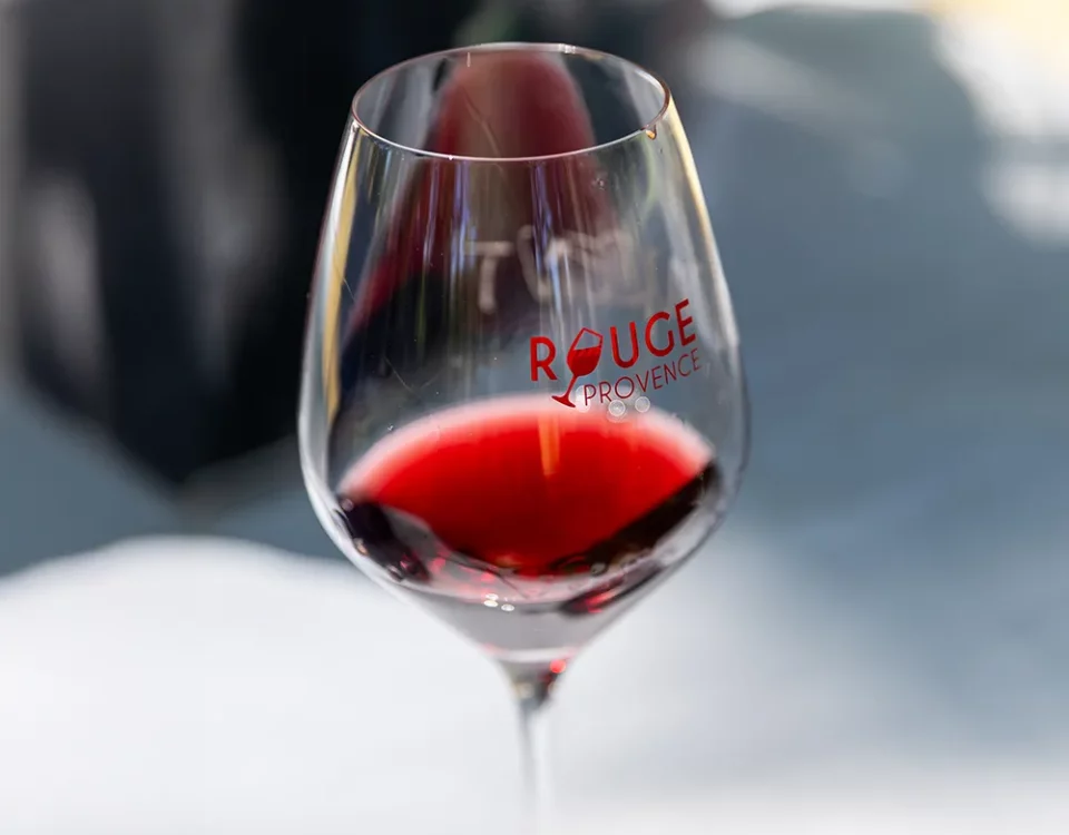 Un verre de vin rouge de Rouge Provence