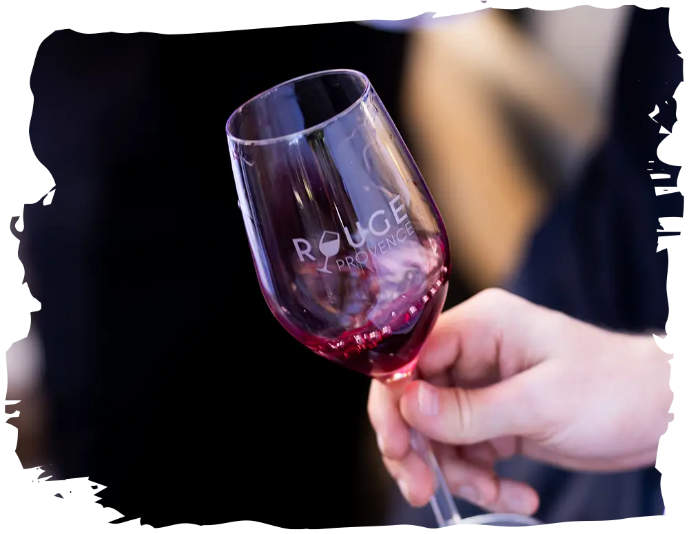 Un verre de vin rouge de Rouge Provence