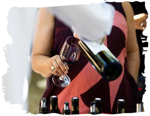 Dégustation de vin rouge pour l'évènement de Rouge Provence