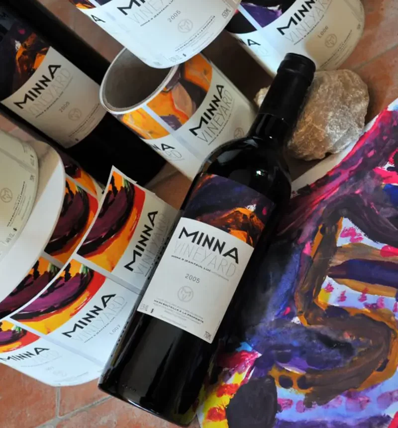 Bouteille de vin rouge de la villa minna