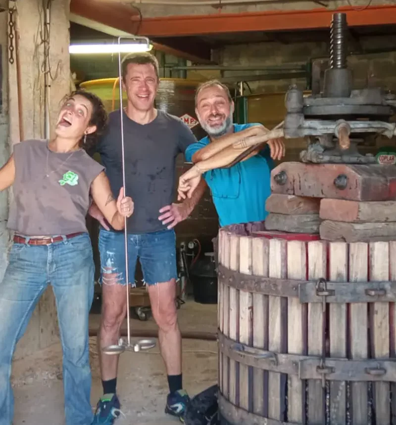 Les vignerons à côté d'un pressoir du domaine le temps des rêveurs